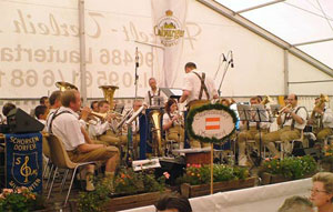Blaskapelle Schorkendorfer Musikanten auf dem Coburger Schützenfest. Zum Vergrößern anklicken.